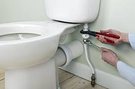 Un plombier chargeant de la fuite d’eau